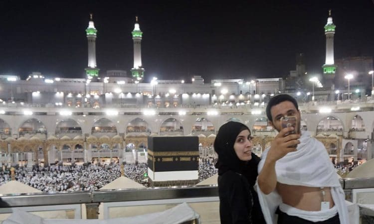 ماهي شروط السعودية لمنح المرأة تأشيرة العمرة بلا محرم؟